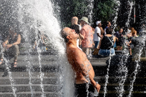 폭염에 지친 사람들이 18일(현지시간) 미국 뉴욕의 분수대에서 더위를 식히고 있다. 로이터 연합뉴스