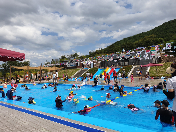 지난 15일부터 운영에 들어간 경주 화랑마을 문무 야외수영장 모습.  이 수영장은 8월 31일까지 48일간 무료 운영된다. 경주시 제공