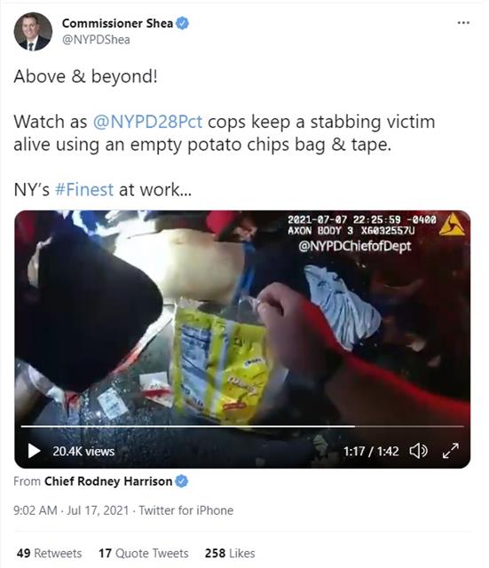 뉴욕경찰(NYPD)이 칼에 찔린 20대 남성의 상처를 감자칩 봉지로 지혈, 생명을 구해낸 영상을 18일(현지시간) 공개했다. NYPD 트위터 캡처