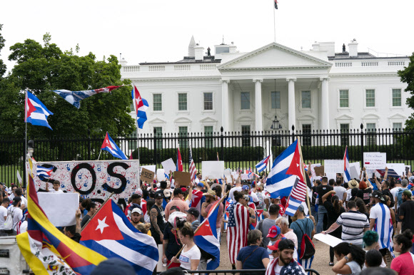 지난 17일(현지시간) 미국 백악관 앞에서 쿠바 당국을 규탄하는 시위가 열리고 있다. AP