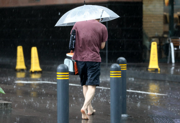 소나기, 차라리 맨발