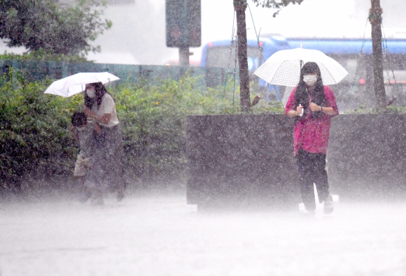 19일 서울 시내에 갑작스러운 강한 비가 쏟아지고 있다. 2021.7.19 박지환기자 popocar@seoul.co.kr