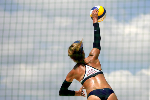 미국의 에이프릴 로스가 19일(현지시간) 일본 도쿄에서 열린 2020 하계 올림픽 중 여자 비치발리볼 연습을 하고 있다. AP 연합뉴스