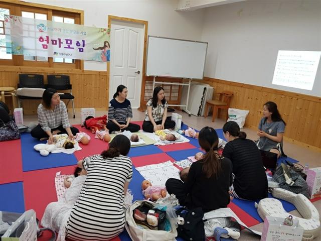 서울 성동구 보건소 건강관리과 임경애(맨 오른쪽) 간호사가 초보 엄마들에게 육아 교육을 하고 있다. 성동구 제공