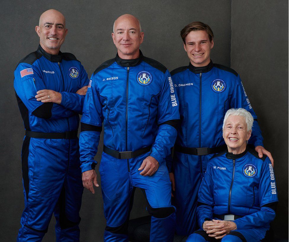 역사적인 첫 우주비행을 이틀 앞두고 14시간 집중 훈련을 마친 마크(왼쪽부터)와 제프 베이조스 형제, 올리버 다먼, 월리 펑크. 블루 오리진 제공