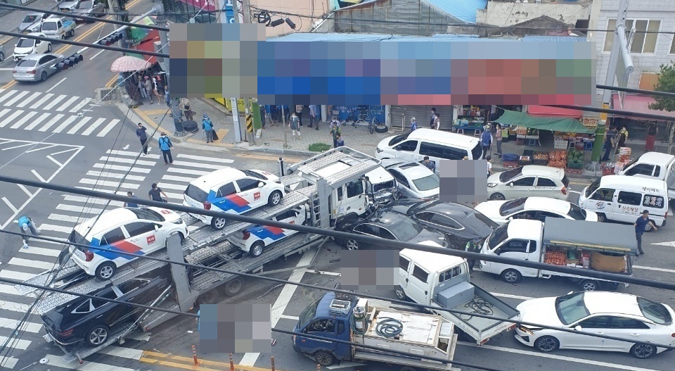 20일 오전 8시 56분쯤 전남 여수시 광무동 한재사거리에서 승용차 탁송 차량과 승용차 여러대가 충돌해 차량들이 어지럽게 엉켜 있다. 사진=독자 제공
