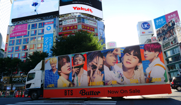2020도쿄올림픽을 사흘 앞 둔 20일 도쿄의 상징 시부야 스크램블을 BTS(방탄소년단) 앨범 홍보차량이 지나가고 있다. 일본에서도 방탄소년단은 한류열풍의 중심에 있다. ‘Butter’는 오리콘 주간 스트리밍 랭킹 8주 연속 1위중이고 새로 발매한 ‘퍼미션 투 댄스(Permission to Dance)’는 단 3일간의 집계로 다운로드 수 4만 건을 기록하며 ‘주간 디지털 싱글 랭킹’ 1위에 올랐다. <br>2021. 7. 20 정연호 기자 tpgod@seoul.co.kr