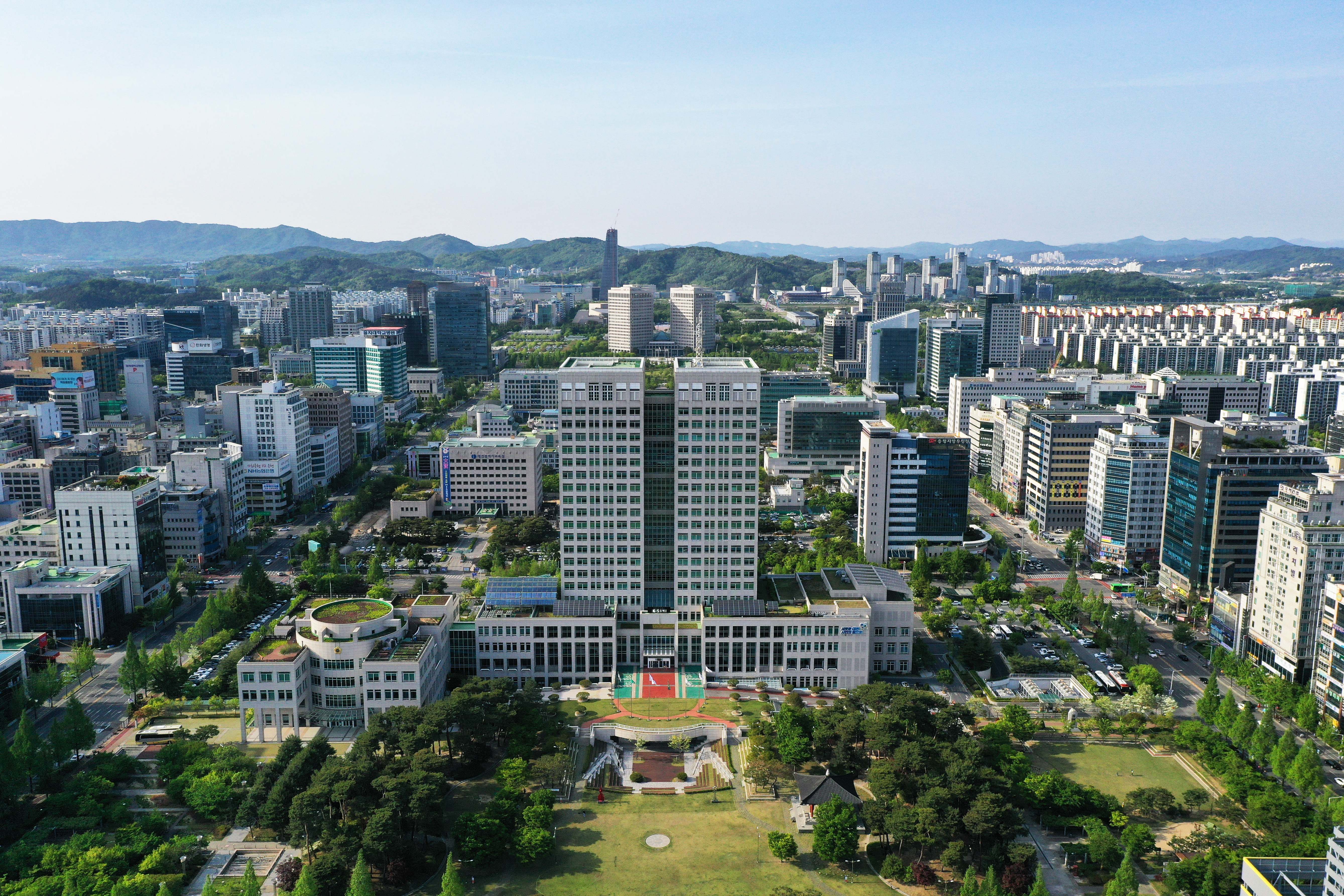 대전 서구 둔산동. 중앙에 대전시청이 있고, 그 뒤로 정부대전청사가 보인다. 대전시 제공