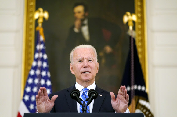 조 바이든 대통령이 19일(현지시간) 백악관에서 경제관련 연설을 하고 있다. AP