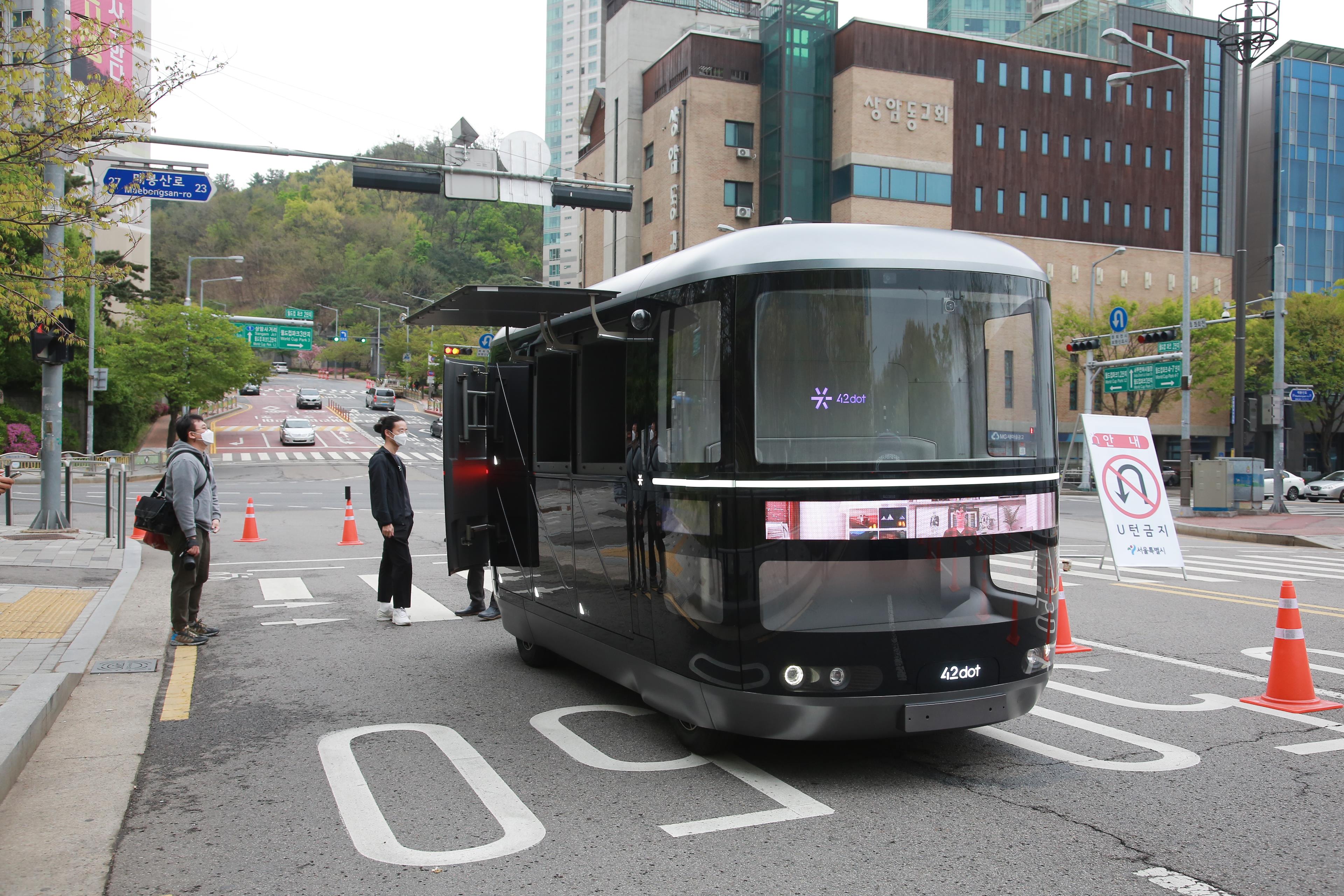 이르면 10월부터 서울 마포구 상암 일대에서 일반 도로를 달리는 영업용 자율주행차를 볼 수 있다. 사진은 자율주행차의 모습. 서울시 제공