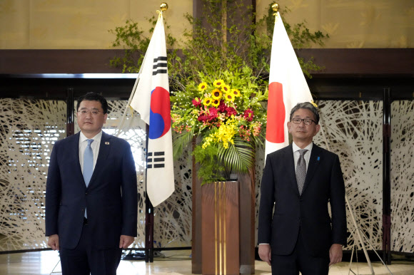 최종건(왼쪽) 외교부 1차관과 모리 다케오 일본 외무성 사무차관이 20일(현지시간) 일본 도쿄도 미나토구 외무성 이쿠라 공관에서 한일 외교차관 협의 시작 전에 사진 촬영을 하고 있다. 2021.7.20 AP 연합뉴스