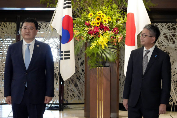 최종건(왼쪽) 외교부 1차관과 모리 다케오 일본 외무성 사무차관이 20일(현지시간) 일본 도쿄도 미나토구 외무성 이쿠라 공관에서 한일 외교차관 협의 시작 전에 사진 촬영을 하고 있다. 2021.7.20 AP 연합뉴스