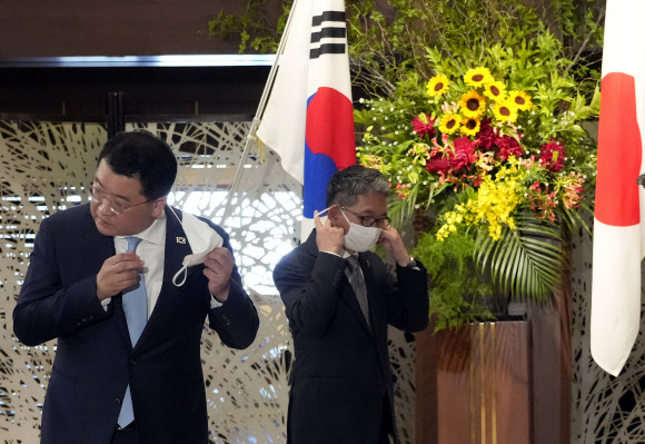 최종건(왼쪽) 외교부 1차관과 모리 다케오 일본 외무성 사무차관이 20일(현지시간) 일본 도쿄도 미나토구 외무성 이쿠라 공관에서 한일 외교차관 협의 시작 전에 사진 촬영을 하기 위해 마스크를 벗고 있다. 2021.7.20 AP 연합뉴스