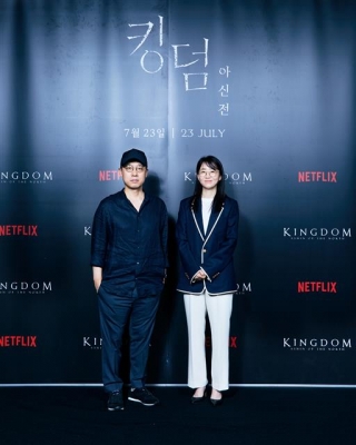 김성훈(왼쪽) 감독에 대해 김은희 작가는 “눈빛으로 ‘이것밖에 못 썼냐’고 해 주셔서 더 열심히 하게 된다”고 웃으며 말했다.<br>넷플릭스 제공