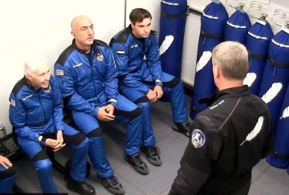 우주여행에 나선 제프 베이조스가 동승자들과 함께 우주선으로 향하고 있다. 2021.7.20 블루 오리진 유튜브 캡처
