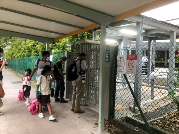 살인 사건이 발생한 싱가포르 학교에서 19일 부모들이 자녀를 데려가고 있다. 연합뉴스