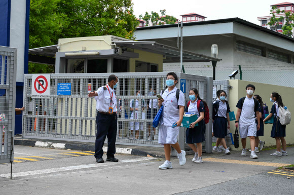 살인 사건이 발생한 19일 싱가포르 리버 밸리 하이 스쿨 학생들이 학교를 떠나고 있다. 연합뉴스