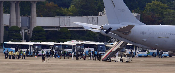 청해부대 장병들 태운 軍수송기 서울공항 도착