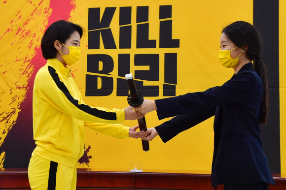 21일 국회에서 열린 청년정의당 채용비리신고센터 ‘킬비리’ 설립 기자회견에서 강민진 청년정의당 대표(우측)가 센터장을 맡은 류호정 의원에게 채용비리 척결을 의미하는 집행검을 전달하고 있다. 2021. 7. 21  김명국 선임기자 daunso@seoul.co.kr