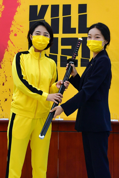 21일 국회에서 열린 청년정의당 채용비리신고센터 ‘킬비리’ 설립 기자회견에서 강민진 청년정의당 대표(우측)가 센터장을 맡은 류호정 의원에게 채용비리 척결을 의미하는 집행검을 전달하고 있다. 2021. 7. 21  김명국 선임기자 daunso@seoul.co.kr