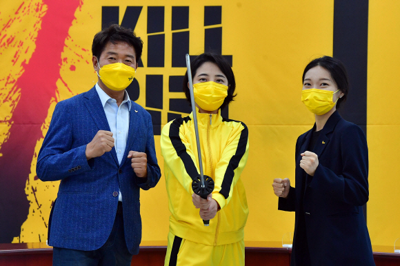 21일 국회에서 열린 청년정의당 채용비리신고센터 ‘킬비리’ 설립 기자회견에서 강민진 청년정의당 대표(우측부터)와 센터장을 맡은 류호정 의원, 여영국 정의당 대표가 채용비리 척결 퍼포먼스를 펼치고 있다. 2021. 7. 21  김명국 선임기자 daunso@seoul.co.kr