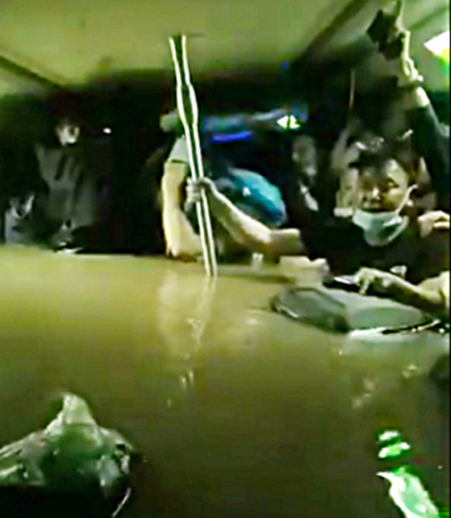 지난 20일 저녁 3시간 동안 침수된 전철 안에 고립된 승객들이 턱밑까지 차오른 물 위로 머리를 내놓고 숨을 쉬기 위해 고투하고 있다. 결국 12명이 산소 부족 등으로 숨졌다. 웨이보 캡처