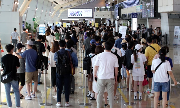 여행 인파로 붐비는 김포공항