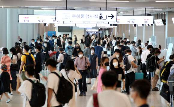 여행 인파로 붐비는 김포공항