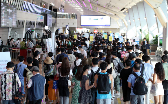 여행객들로 붐비는 김포공항