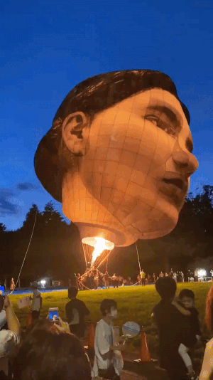 도쿄 상공의 거대 사람 얼굴 모양 풍선