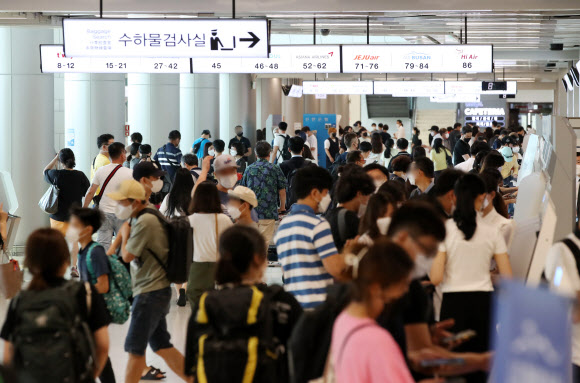여행 인파로 붐비는 김포공항