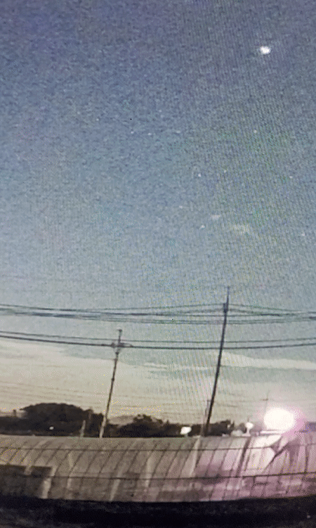 전남 무안에서 지난 20일 오후 9시 30분쯤 미확인 비행물체(UFO)를 봤다는 신고가 경찰과 소방서에 접수됐다. 미확인 물체 불빛이 빠르게 낙하하는 모습. 목격자 김진귀씨 제공