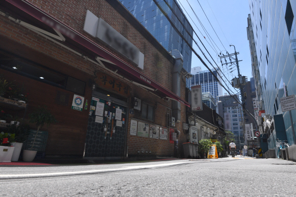 사회적 거리두기 강화방침의 영향으로 22일 서울의 한 음식점 거리가 점심시간에도 한산한 모습을 보이고 있다. 2021.7.22 박지환기자 popocar@seoul.co.kr