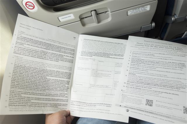 지난 20일 도쿄로 향하는 비행기에서는 기존에 일본에 갈 때는 볼 수 없었던 코로나19 관련 입국 서류를 나눠줬다.