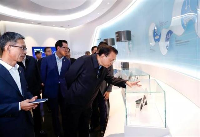 리커창 중국 총리가 지난 2019년 10월 14일 산시성 시안의 삼성전자 반도체 공장을 방문해 둘러보고 있는 모습. 중국정부망 캡처