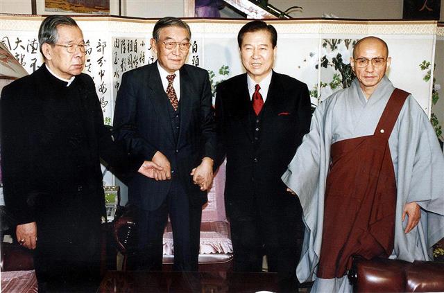 김대중 전 대통령이 1998년 1월 당선자 시절 일산 자택에 조계종 총무원장이던 월주스님(오른쪽부터), 강원용 목사, 김수환 추기경을 초청했다. 이들 종교 지도자들은 당시 IMF 외환위기를 극복하기 위한 사회운동을 하고 있었다. 서울신문 DB