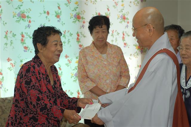 2009년 9월 월주스님이 ‘나눔의집’에서 위안부 피해자 할머니들에게 격려금을 전달하는 모습. 대한불교조계종 제공