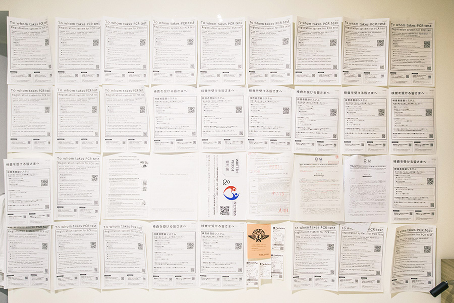 일본 입국 후 숙소에 오기까지 일본에 제출한 문서를 제외하고 받은 문서를 호텔방 벽에 나란히 붙인 모습. 도쿄 류재민 기자 phoem@seoul.co.kr