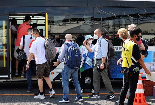2020 도쿄올림픽 개막일인 23일 오전 일본 도쿄올림픽 취재진이 경기장으로 향하는 버스에 타승하고 있다. 도쿄 뉴스1