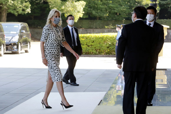 조 바이든 미국 대통령의 부인 질 여사가 23일(현지시간) 나루히토 일왕을 만나기 위해 도쿄의 왕궁에 도착해 안내를 받고 있다. 질 여사는 도쿄올림픽 개막식 참석을 위해 전날 오후 일본에 도착했다. 도쿄 AP 연합뉴스