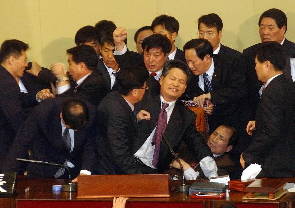 2004년 3월 12일 노무현 대통령 탄핵소추안이 국회에서 가결되자 열린우리당 의원들이 항의하고 있다.  서울신문DB