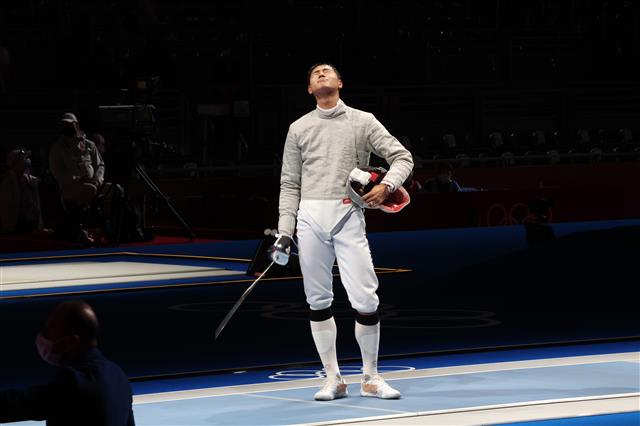 한국 펜싱 남자 사브르 에이스 오상욱이 24일 열린 도쿄올림픽 개인전 8강에서 패배한 뒤 아쉬운 표정을 짓고 있다. 올림픽 사진공동취재단
