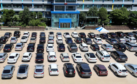 운동장 가득 메운 예배 차량