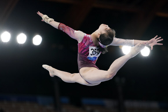 Yuna Hiraiwa, of Japan, performs on the balance beam during the women‘s artistic gymnastic qualifications at the 2020 Summer Olympics, Sunday, July 25, 2021, in Tokyo. (AP Photo/Ashley Landis)