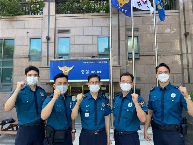 지난 23일 한강에 빠진 자살기도자를 30분 만에 구해낸 서울 용산경찰서 한강로지구대 3팀. 왼쪽부터 정윤재 순경, 김진선 경장, 곽춘근 경감, 배봉열 경위, 이승훈 경사. 곽진웅 기자 kjw@seoul.co.kr