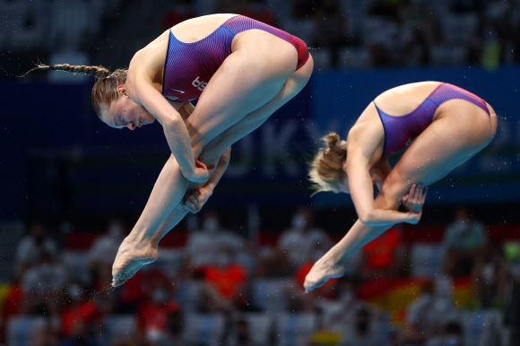 Tokyo 2020 Olympics - Diving - Women‘s 3m Springboard Synchro - Final - Tokyo Aquatics Centre, Tokyo, Japan ? July 25, 2021. Alison Gibson of the United States and  Krysta Palmer of the United States in action REUTERS/Kai Pfaffenbach/2021-07-25 16:08:35/ <연합뉴스