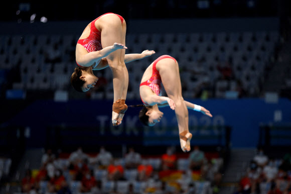 China‘s Shi Tingmao and China’s Wang Han compete to take the gold medal in the women‘s synchronised 3m springboard diving final event during the Tokyo 2020 Olympic Games at the Tokyo Aquatics Centre in Tokyo on July 25, 2021. (Photo by Odd ANDERSEN / AFP)/2021-07-25 16:07:29/ <연합뉴스