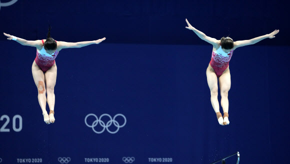 Shi Tingmao and Wang Han compete during the Women‘s Synchronized 3m Springboard Final at the Tokyo Aquatics Centre at the 2020 Summer Olympics, Sunday, July 25, 2021, in Tokyo, Japan. (AP Photo/Dmitri Lovetsky)