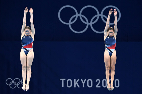 영국의 그레이스 리드와 캐서린 토랜스가 25일(현지시간) 일본 도쿄 아쿠아틱스 센터에서 열린 2020년 하계 올림픽 여자 싱크로나이즈드 3m 스프링보드 결승에서 멋진 연기를 펼치고 있다. AFP 연합뉴스