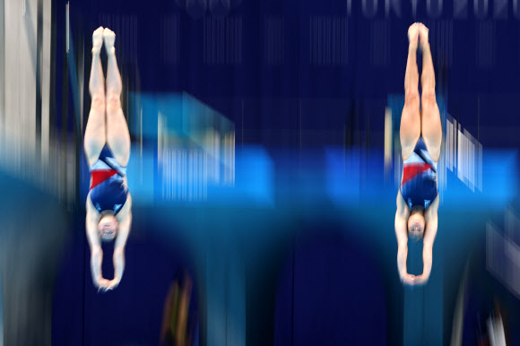 영국의 그레이스 리드와 캐서린 토랜스가 25일(현지시간) 일본 도쿄 아쿠아틱스 센터에서 열린 2020년 하계 올림픽 여자 싱크로나이즈드 3m 스프링보드 결승에서 멋진 연기를 펼치고 있다. 로이터 연합뉴스